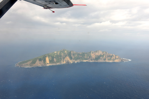 我国海监飞机于12月13日抵达我钓鱼岛领空，与海监船立体巡航。2